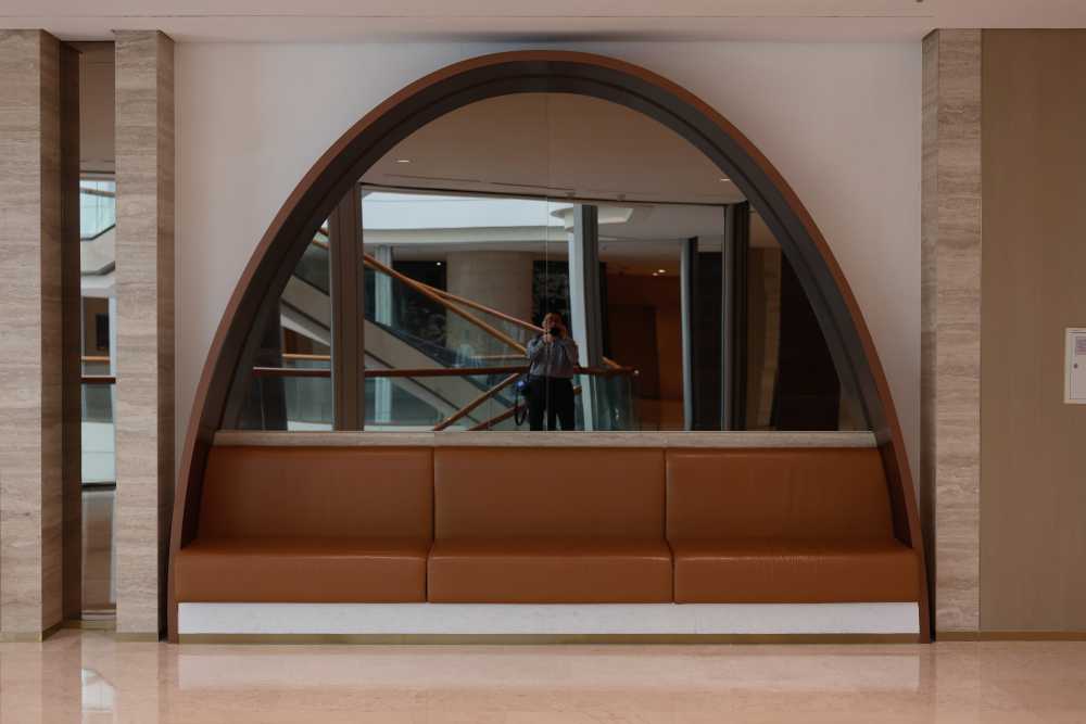 로비 계단은 채광이 잘 되어 촬영 포인트가 많다. 잠실 롯데호텔 상수연 출장사진 영상제작 후기