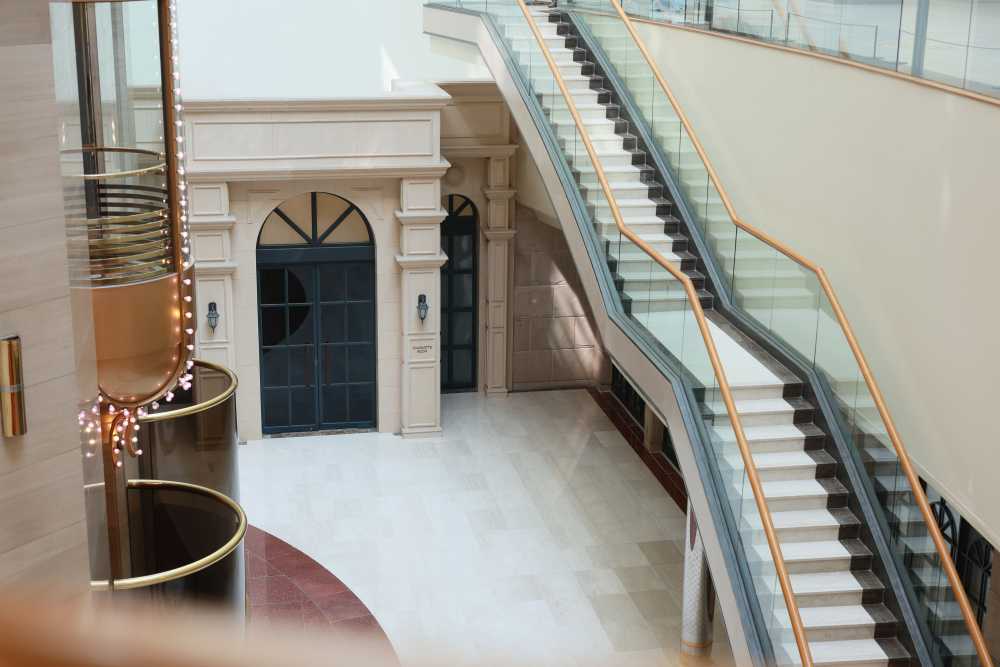 로비 계단은 채광이 잘 되어 촬영 포인트가 많다. 잠실 롯데호텔 상수연 출장사진 영상제작 후기