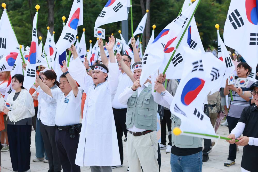 만세삼창하는 시민들과 최현덕시장과 배진성회장 남양주시지부 한국자유총연맹 광복절 평화통일기원 시민걷기대회 행사
