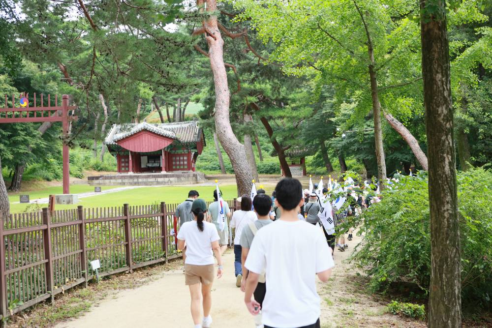 덕혜옹주묘와 의친왕의묘를 지난다. 남양주시지부 한국자유총연맹 광복절 평화통일기원 시민걷기대회 행사