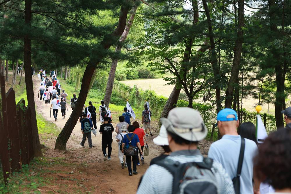 덕혜옹주묘와 의친왕의묘를 지난다. 남양주시지부 한국자유총연맹 광복절 평화통일기원 시민걷기대회 행사
