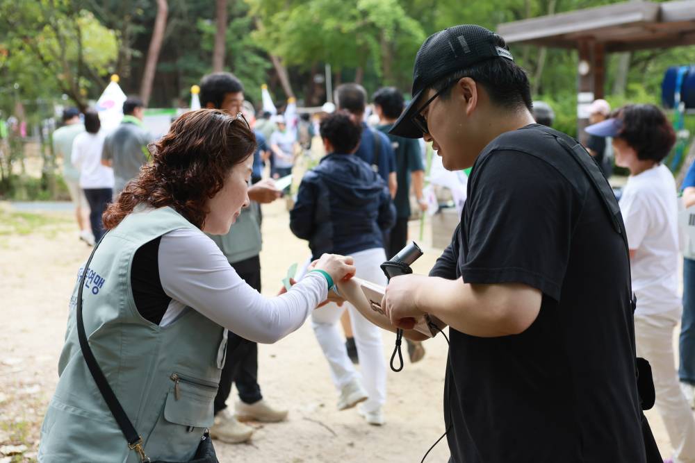 반환점에서 도장을 받는 시민들. 남양주시지부 한국자유총연맹 광복절 평화통일기원 시민걷기대회 행사