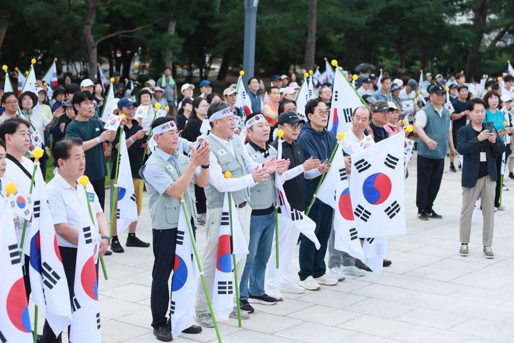 남양주시지부 한국자유총연맹 광복절 평화통일기원 시민걷기대회 행사 수 많은 태극기가 시민들의 손에 들려있다