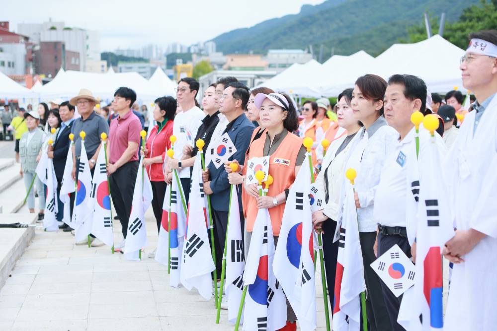 남양주시지부 한국자유총연맹 광복절 평화통일기원 시민걷기대회 행사 수 많은 태극기가 시민들의 손에 들려있다