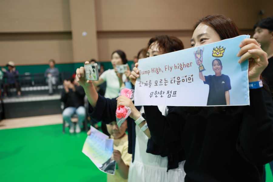 평내동 한마음 체육대회 개최! 평내체육문화센터 현장 속으로 (평내동어린이 줄럼기 공연을 응원하는 부모님)