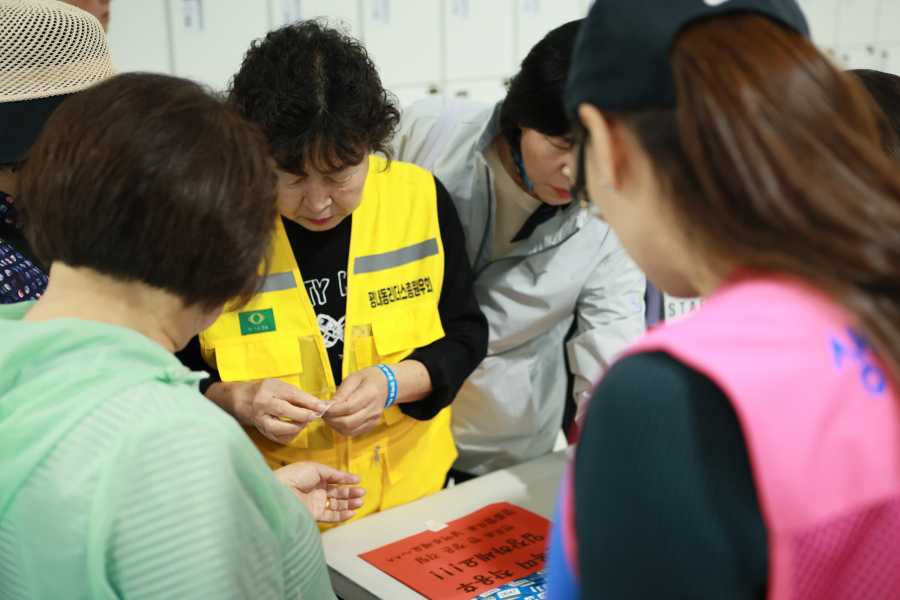 평내동 한마음 체육대회 개최! 평내체육문화센터 현장 속으로 (자원봉사자들이 팔치를 나눠주고 있다)